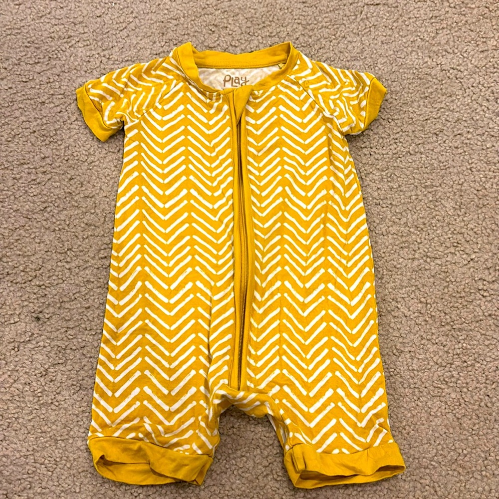 Little sleepies, yellow and white shortie